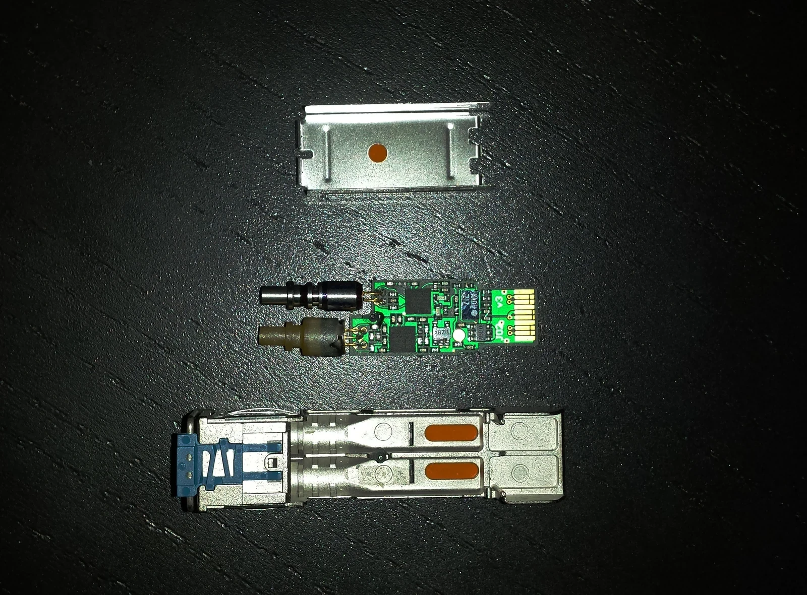 실제 OC-3 SFP 광 트랜시버 내부 사진입니다. 광 모듈 안에도 회로와 부품이 들어간다는 예시이며, 셈테크의 최신 800G·1.6T 제품 사진은 아닙니다. 사진: Yoyomin, Wikimedia Commons, CC BY-SA 4.0. 크기 조정·WebP 변환.